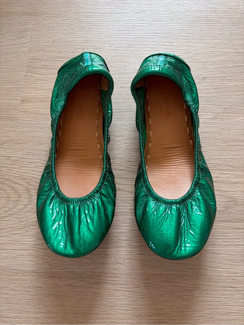 Tieks Emerald Green Patent Leather Flats Womens Size 6.5
